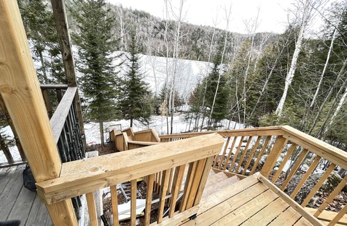 Val-des-Monts Ski Chalet | Cozy lac cottage w/hot tub and private beach!