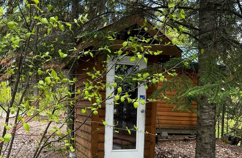 Isle Pierre Cabin | Cozy lakefront cabin on Nukko Lake.