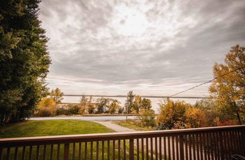 Parkland County Cottage | Cozy lake Cottage