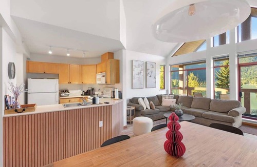 Nicklaus North Apartment | Cozy Lakefront Whistler Condo | Mountain/Lake View