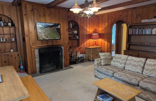 Ivry-sur-le-Lac House | Cozy Laurentian Winter Cottage Near Ski Hills, Snowshoe and Snowmobile Trails