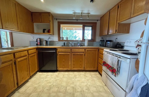 Bridge Lake Cabin | Cozy log cabin & studio on interlakes highway