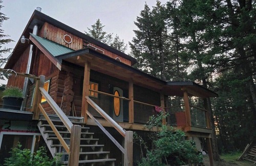 Bridge Lake Cabin | Cozy log cabin & studio on interlakes highway