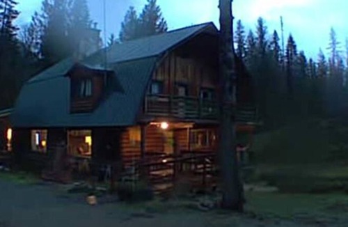 Salmo House | Cozy Log House on Private Acreage 20 Minutes from Nelson.