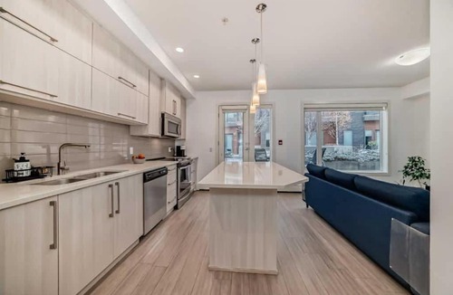 Southwest Calgary Apartment | Cozy Modern Mission 1 BR 5minDT Heated Prk SPA