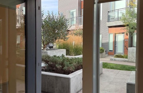 Southwest Calgary Apartment | Cozy Modern Mission 1 BR 5minDT Heated Prk SPA