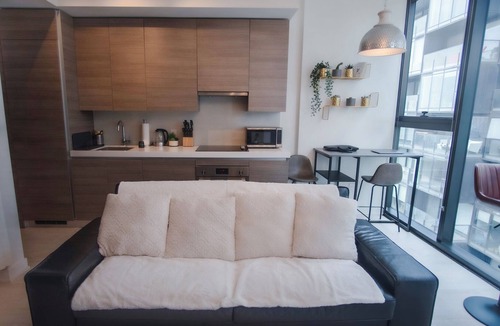 Wellington Place Apartment | Cozy Nest Designer Apartment With Core Downtown Location King x Bathurst Lavelle