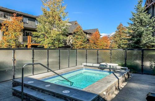 Copperstone Resort House | Cozy Oasis 2BR with Hot Tub and Gym 10 Mins to DT