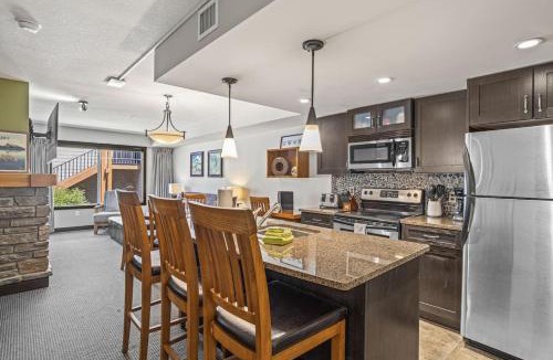 Copperstone Resort House | Cozy Oasis 2BR with Hot Tub and Gym 10 Mins to DT