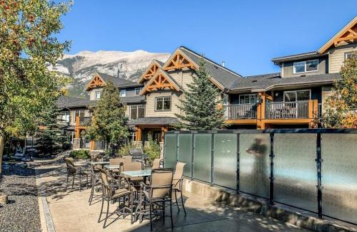 Copperstone Resort House | Cozy Oasis 2BR with Hot Tub and Gym 10 Mins to DT