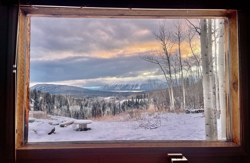 Atlin Cabin | Cozy off the grid cabin with stunning view