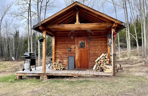 Atlin Cabin | Cozy off the grid cabin with stunning view