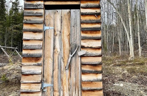 Atlin Cabin | Cozy off the grid cabin with stunning view