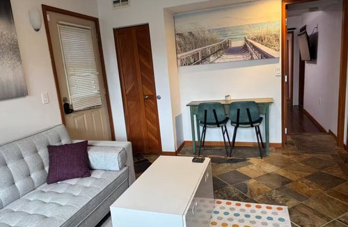 Ladner Apartment | Cozy One-Bedroom Guest Unit in Ladner. King-size