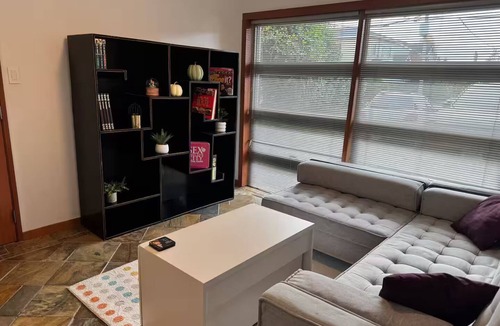 Ladner Apartment | Cozy One-Bedroom Guest Unit in Ladner. King-size