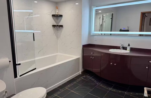 Ladner Apartment | Cozy One-Bedroom Guest Unit in Ladner. King-size