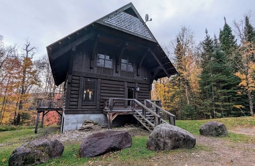 Lac Superieur Village Ski Chalet | Cozy Pet-Friendly Chalet Noellie in Cote Nord Tremblant with spa, deck, ski
