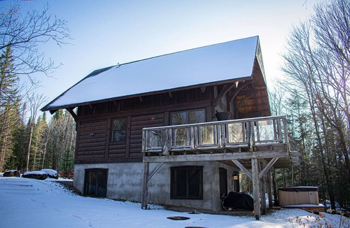Lac Superieur Village Ski Chalet | Cozy Pet-Friendly Chalet Noellie in Cote Nord Tremblant with spa, deck, ski