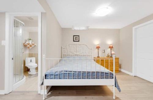 Richmond Hill House | Cozy Private Basement Suite Beside Plaza Free Parking Walk to Groceries & Dining
