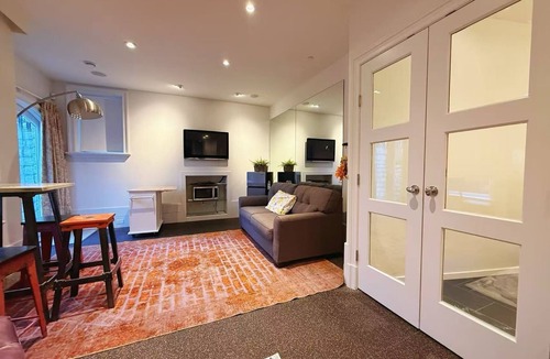 West Point Grey House | Cozy Private Beach House Suite