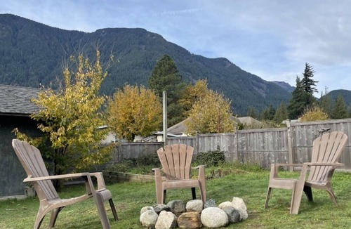 Hope House | Cozy Private Suite with hot tub and fire-pit!