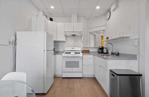 Grandview-Woodland Apartment | Cozy Quarters On Commercial Dr.