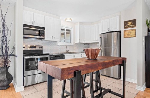 Amherstview House | Cozy, Quiet Home in Kingston. Short drive to Queen's University. Pet Friendly!