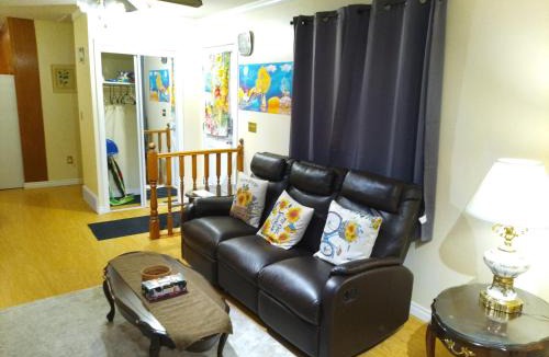 Red Deer House | Cozy Red Deer Suite for 3