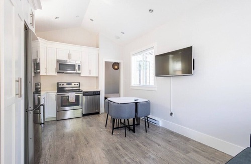 Riley Park House | Cozy & Relaxing Haven ~ Queen. Bed ~ Kitchen ~ Pkg!