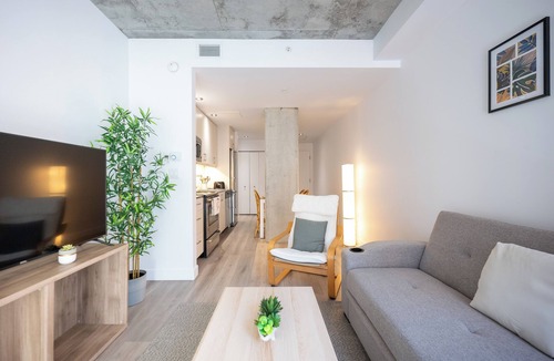 Cite Multimedia Apartment | Cozy retreat in Old Port Montreal