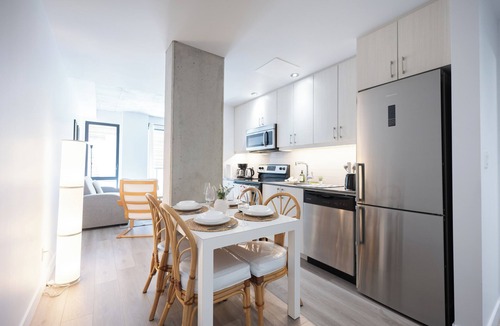 Cite Multimedia Apartment | Cozy retreat in Old Port Montreal