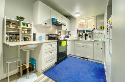 Radisson Heights - Albert Park Hostel | Cozy shared queen bdrm near downtown with private yard - not entire suite