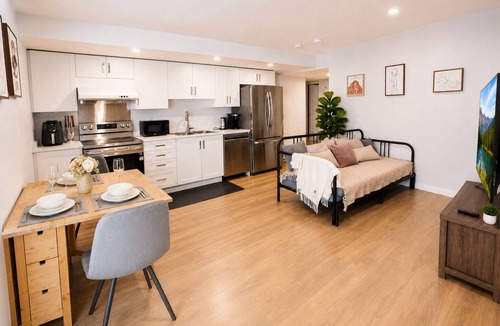 Surrey House | Cozy South Surrey Private One-Bedroom - 2 beds -