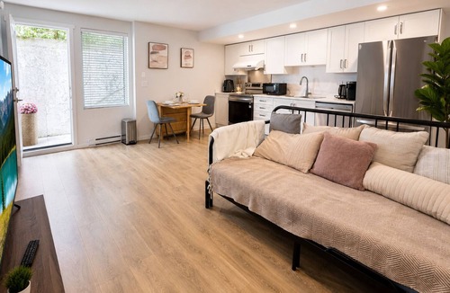 Surrey House | Cozy South Surrey Private One-Bedroom - 2 beds -