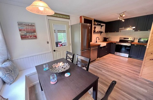 Algonquin Highlands Cottage | Cozy spa like cottage w/Hot tub + Sauna 3 mins to lake. Pet friendly🐾
