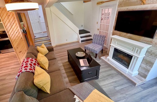 Algonquin Highlands Cottage | Cozy spa like cottage w/Hot tub + Sauna 3 mins to lake. Pet friendly🐾