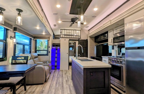 Mississippi Mills House | Cozy Spa RV Pool Hot Tub Backyard Ottawa