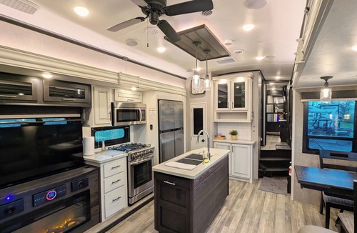 Mississippi Mills House | Cozy Spa RV Pool Hot Tub Backyard Ottawa