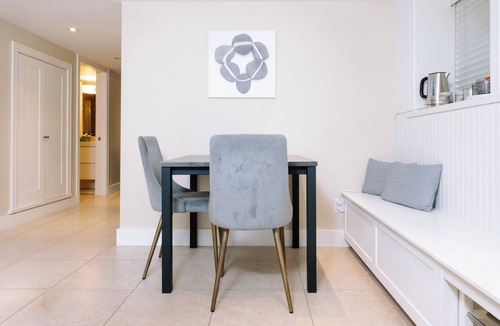Riley Park-Little Mountain Apartment | Cozy Stay - Close To Everything