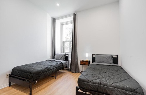 Quartier des Spectacles Apartment | Cozy Studio Downtown MTL for 3 with Free private Parking