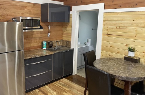 Roanoke Apartment | Cozy studio