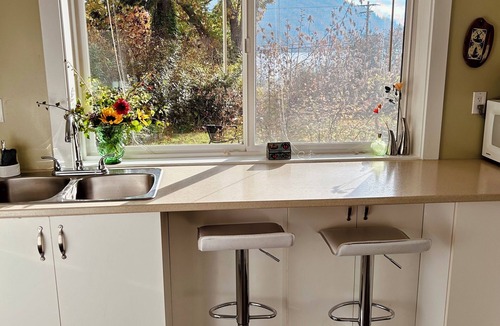 Fulford Harbour House | Cozy suite right by the beach!