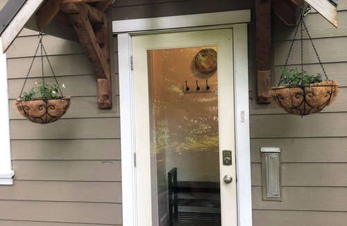 Fulford Harbour House | Cozy suite right by the beach!