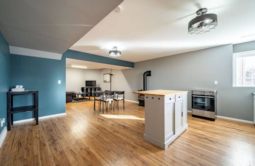 Creston House | Cozy Suite Right In Town!