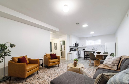 Southwest Edmonton House | Cozy Suite w/Full Kitchen, In-Suite Laundry, King Bedroom Sleeps 4