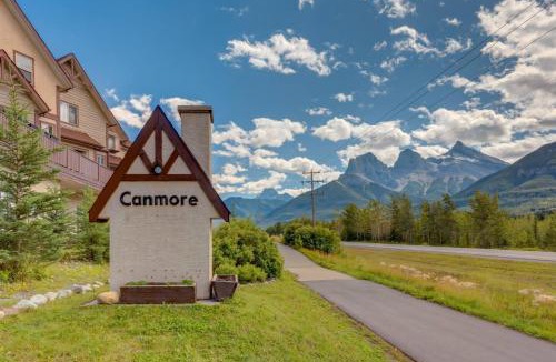 Canmore Apartment | Cozy Tropical Vibe Haven in Canmore near Banff