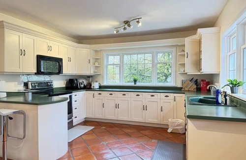 Shaughnessy House | Cozy Vintage 7BR Home with Sunny Backyard