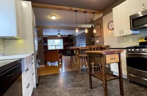 East Kootenay House | Cozy, Warm & Spacious Fernie Bungalow