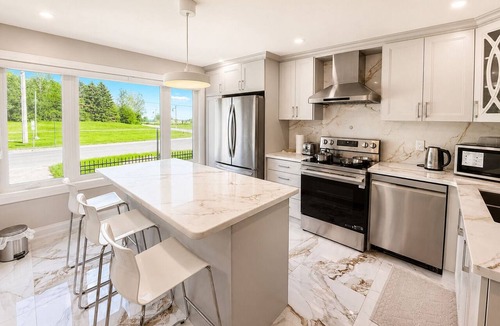 Ajax House | Cozy waterfront family villa near Toronto- Private terrace/BBQ/Lakeview/Games