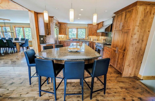 Golden Ski Chalet | Creekside Chalet: 7-bedroom luxury mountain home